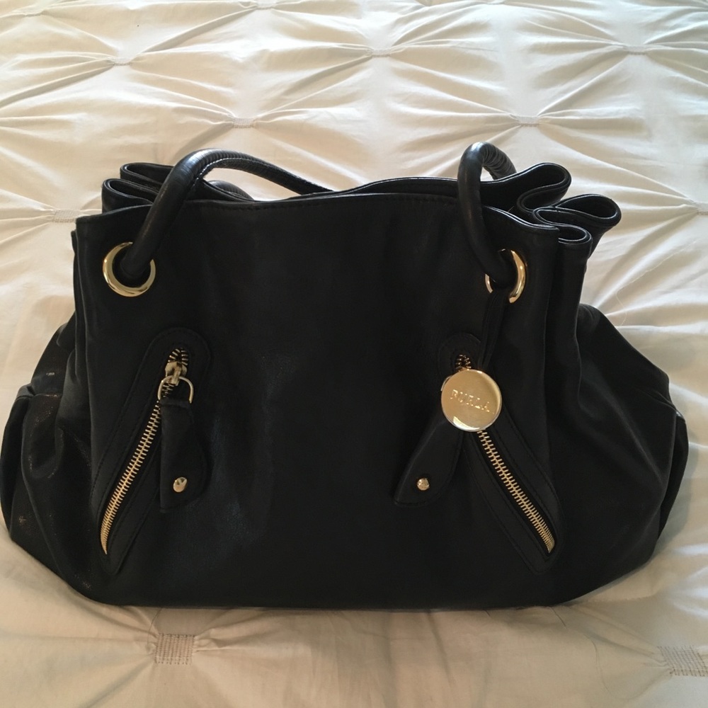 💕Furla black leather handbag. Beautiful !💕